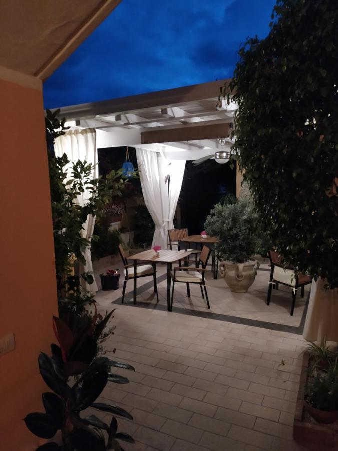 Domos Le Due Tuie Bed & Breakfast พิสซินาส ภายนอก รูปภาพ