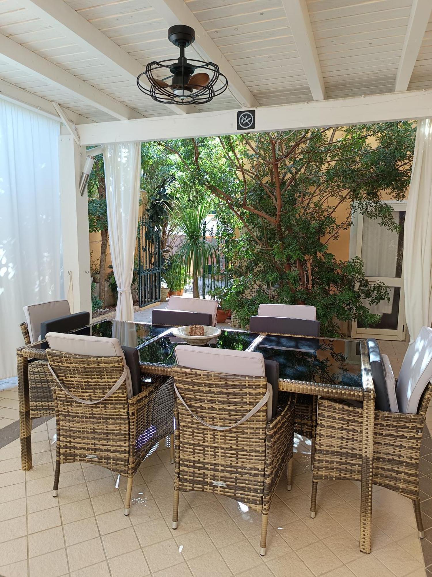 Domos Le Due Tuie Bed & Breakfast พิสซินาส ภายนอก รูปภาพ