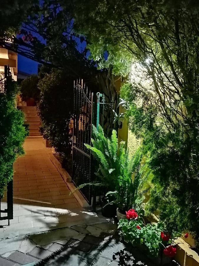 Domos Le Due Tuie Bed & Breakfast พิสซินาส ภายนอก รูปภาพ